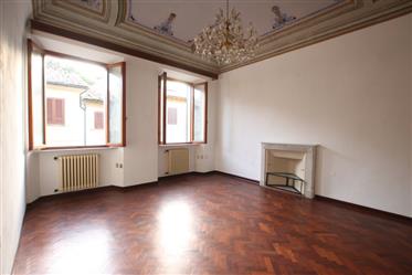 Volterra: vendesi elegante appartamento con 2 camere in palazzo affrescato