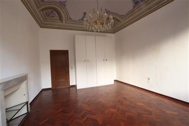 Volterra: vendesi elegante appartamento con 2 camere in palazzo affrescato