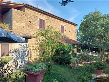 Vendesi casa di campagna con 1000 mq di giardino a soli 3 km da Volterra