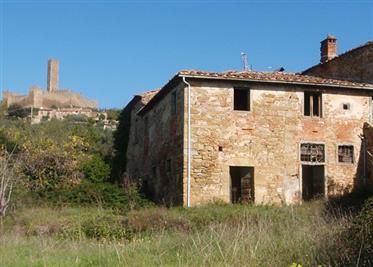 Complesso immobiliare da restaurare in zona collinare tra Cortona e Arezzo