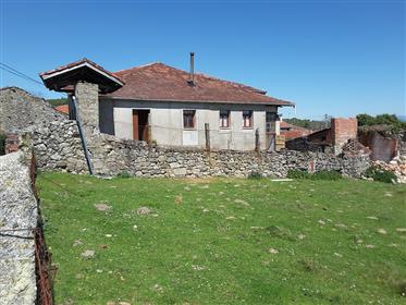En venta: Casa de piedra adosada muy grande en Galicia, España