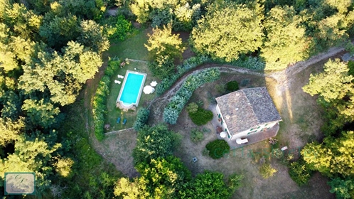 La proprietà, in pietra, è situata a Vidoni, con vista panoramica a 360° sul Parco Naziona
