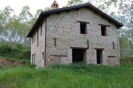 Casa in pietra, ristrutturata, composta da due appartamenti, situata vicino alla cittadina