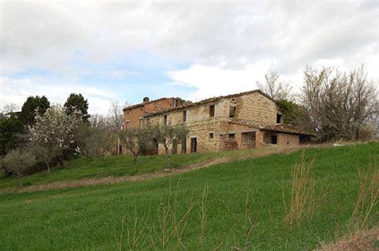 A very large stone and brick built farm house of 450 + sq mts located between San Ginesio 