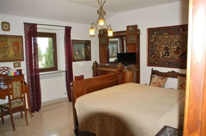 Beautiful period villa with guest house in excellent condition, swimming pool set in one h