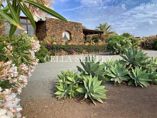 Stone cottage in the beautiful island of Pantelleria/Sicily....