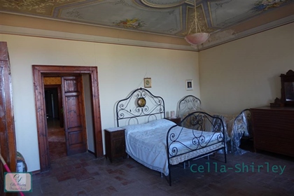 Beautiful palazzo with all original features of 460 m2 in the charming borgo of Poggio San