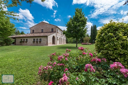 Refurbished farmhouse located in the beautiful Macerata hills
This charming and typical l