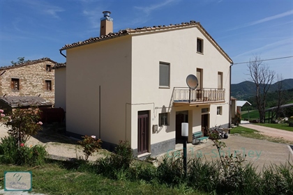 The property offered includes the main house of 200 m2, the large agricultural outbuilding