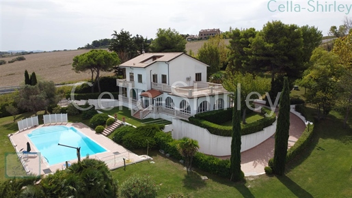 Beautiful villa with sea views, swimming pool, tennis court and 4000 m2 of park land all a