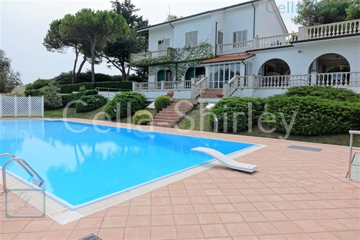 Beautiful villa with sea views, swimming pool, tennis court and 4000 m2 of park land all a