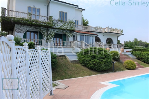 Beautiful villa with sea views, swimming pool, tennis court and 4000 m2 of park land all a