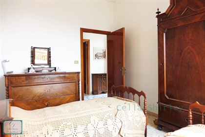 This charming town house extends over three levels, and is surrounded by a stepped garden 