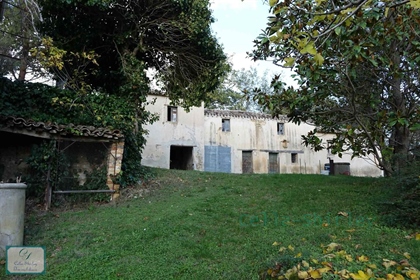 This property consists of a main stone house of about 140 square meters, an outbuilding, a...