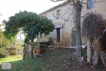 This property consists of a main stone house of about 140 square meters, an outbuilding, a