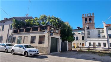 Grande maison historique dans le vieux centre-ville à 90 km de Venise  