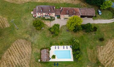 Proche de Bergerac, Maison rénovée avec 2 gites, piscine, belle vue sur un domaine de 2 Ha 