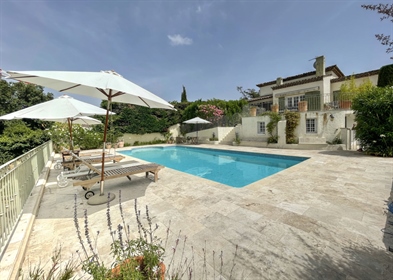 Sole agent - Provençal villa with swimming pool and panorami...