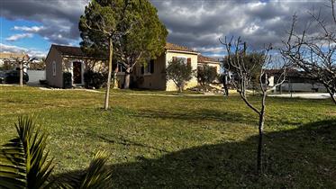 Single storey villa with swimming pool on 1843 m² of land