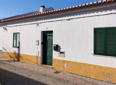 Family semi-detached house in the village of Vidigueira in the district of Beja. The villa