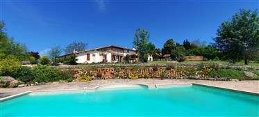 Large house 500 m2, with great views of the Pyrenees.