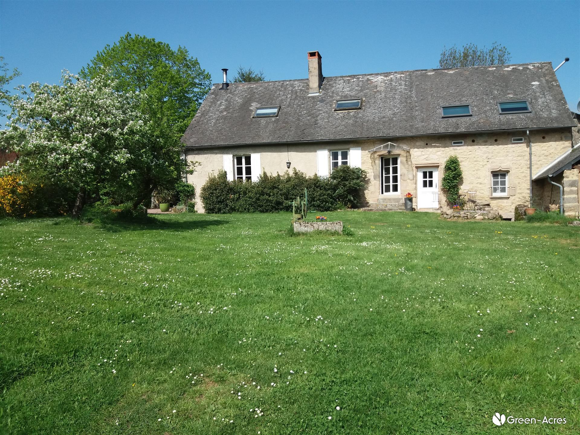 Ferme dans le Morvan avec Chambre d'hôte Ferme dans le Morvan avec Chambre d'hôte