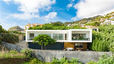Moradia T3 estilo contemporâneo em Câmara de Lobos  | Madeira