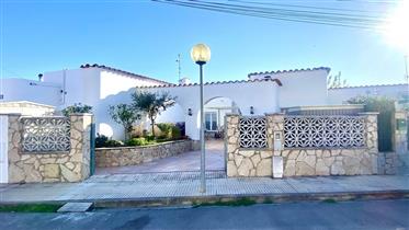 Bonita casa de una sola planta situada En la zona de Santa margarita - Roses a 1km de la playa. 
