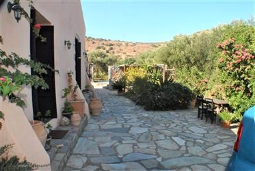  Beautiful Stone House. Garden and Pool. Short Drive to Loca...