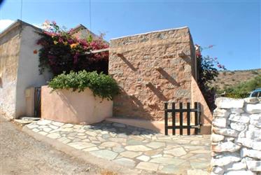  Beautiful Stone House. Garden and Pool. Short Drive to Loca...