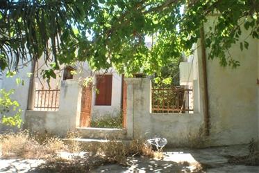  Härligt gammalt hus med stor privat trädgård. Renoveringsprojekt - Östra Kreta