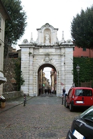 Sarzana, a las afueras de Porta Romana, vende fondo comercial renovado con vestidor y baño...