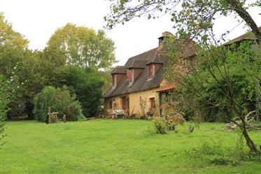 Grande casa na vila bela em Dordogne