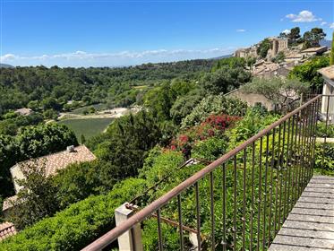 Maison de village de charme à vendre à Menerbes avec un jardin et une vue panoramique
