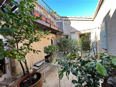 Maison de village à vendre à Menerbes avec deux cours intérieures et une terrasse avec vue panoramiq