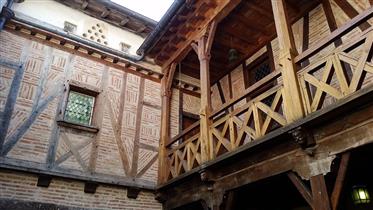 Vente d'une élégante demeure médiévale du XVème siècle avec une architecture exceptionnelle