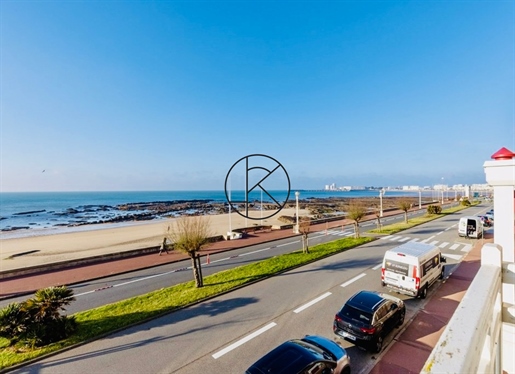 Sables d'Olonne embankment. Villa Sablaise facing the ocean. Villa from the 1920s of approximately 157m2 to renovate. On the ground floor: entrance hall, l...