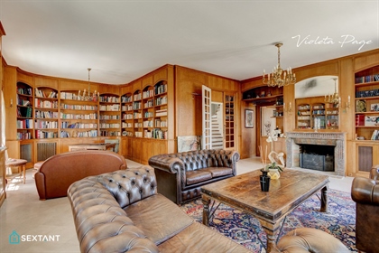 A magnificent bourgeois House, in the city center, on the hi...