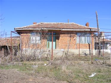 Curte cu clădiri adiacente în satul Vâlchin, comuna Sungurlare