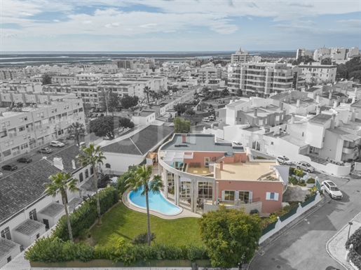 Exclusiva Moradia T5 com piscina no centro de Faro