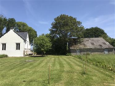 Maison, grange, terrain de 2,6 hectares, ruisseau, dépendances