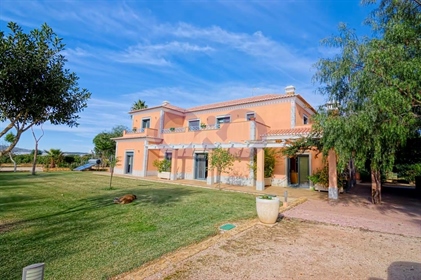 Traditional 4 bedroom villa, set up as a bed and breakfast near Tavira and Luz de Tavira. Set in a t