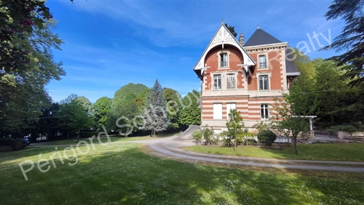 Extraordinary 14-room bourgeois house enjoying an exceptional location.