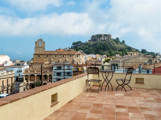 In the heart of the charming medieval town of Begur and a few kilometres from the most bea