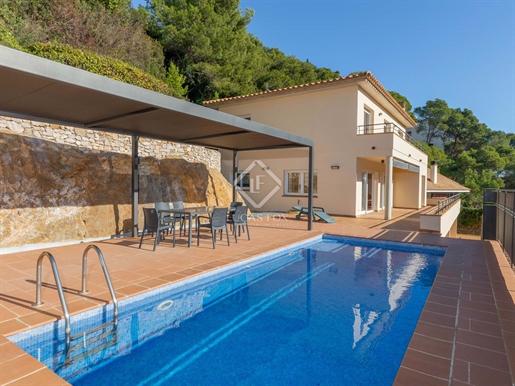 This Mediterranean-style villa has a privileged location, as it is just a few steps from C