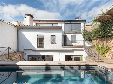 This charming terraced stone house has a built surface area of 331 m² on a plot of 557 m² 