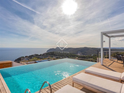 This luxurious designer villa with panoramic views of the sea and the mountains is located