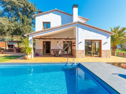 This elegant detached house is located in Torres de Palau Ii, a quiet residential area wit