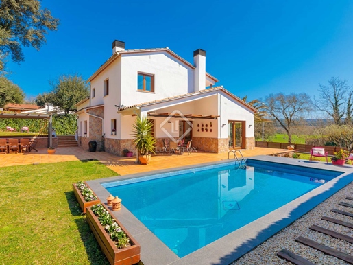 This elegant detached house is located in Torres de Palau Ii, a quiet residential area wit
