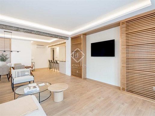 Lucas Fox offers this wonderful 201 m² cadastral built apartment, recently renovated, whic